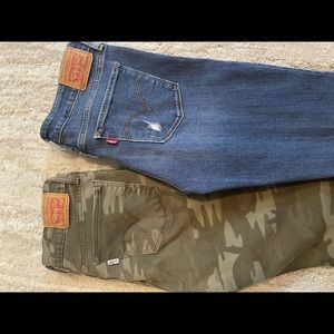 Two pair of Levi’s 711 Skinny jeans.